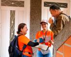 Las jornadas de sensibilización de Emvarias para la recolección de basuras en la noche se han hecho desde hace algunas semanas en el norte de Medellín. FOTO: CORTESÍA