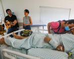 Las familias que esperan también son acompañadas por los músicos. FOTO manuel saldarriaga