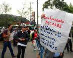 Con carteles y pancartas los ciudadanos bloquean la vía de acceso al corregimiento. FOTO CAMILO SUÁREZ