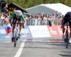 Filippo Zana (izquierda) tuvo más arrestos físicos que Pinot para triunfar en el Giro. A sus 24 años de edad el italiano logró su primera victoria en una gran vuelta. FOTO AFP
