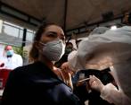 Después de recibir la vacuna, el personal de salud verifica que el paciente no tenga efectos adversos o presente alergia al medicamento. Foto: Julio Cesar Herrera.