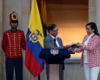 El presidente Gustavo Petro entregándole a la ministra Carolina Corcho la reforma a la salud para su radicación el 13 de febrero. FOTO Colprensa