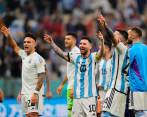 Los jugadores argentinos celebraron su paso a la final de Qatar-2022 tras derrotar 3-0 a Croacia, subcampeona de la Copa Mundo. FOTO: EFE