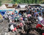 En Tapartó, zona rural de Andes, una saturación de aguas en la montaña originó un deslizamiento que taponó una escuela y dejó tres niños muertos. FOTO: MANUEL SALDARRIAGA
