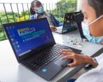 Las entregas de los computadores se han convertido en eventos con gran despliegue mediático de la Alcaldía. Esa es una de las banderas del suspendido alcalde. FOTO Carlos Velásquez
