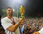 El guardameta Damián Emiliano Martínez, de 30 años de edad, dio de que hablar en el Mundial de Qatar. FOTO: @Argentina