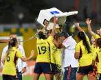 Las jugadoras celebraron el avance a la final de la Copa América con un baño de agua al técnico Nelson Abadía, tras vencer 1-0 a Argentina. FOTO cortesía Copa américa 
