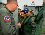 Gustavo Petro compartió con integrantes de las Fuerzas Aéreas. FOTO TOMADA DE TWITTER @PETROGUSTAVO