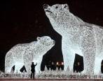 Los londinenses disfrutan el ambiente festivo en el Museo de Historia Natural con una pista de hielo y puestos del mercado navideño. FOTO GETTY