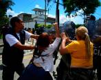 Un grupo de familiares de los presos de la cárcel de media seguridad del municipio de Tuluá protestaron en las afueras del penal por la falta de claridad sobre el incendio (ver Imagen en recuadro) que dejó más de medio centenar de reclusos muertos. FOTO Getty