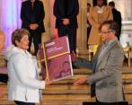 Gloria Inés Ramírez (izq.), ministra de Trabajo, y el presidente, Gustavo Petro (der.), anoche durante la radicación simbólica de la reforma laboral. FOTO MINISTERIO DE TRABAJO