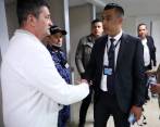 El exparamilitar Jacinto Soto Toro (“Lucas”) estrecha la mano del coronel Daniel Gutiérrez, director del Inpec, luego de la reunión en la cárcel La Picota de Bogotá. FOTO cortesía del inpec.