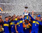 Con la bandera de Colombia en sus espaldas, Frank Fabra celebra el nuevo logro con Boca. También aparecen Villa y Campuzano. Buscarán la Libertadores. FOTO GETTY