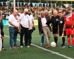 El técnico antioqueño Francisco Maturana realizó el saque de honor en el duelo amistoso que se disputó en la cancha Marte Uno, entre exfiguras del fútbol colombiano. FOTO CORTESÍA Luis Benavides