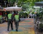 En el sector de Provenza, contiguo al Parque Lleras, la Policía actúa apoyada en las alertas de los comerciantes en un chat. FOTO edwin bustamante