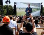 Los espectadores atentos a los anuncios Tim Cook en la Conferencia Mundial de Desarrolladores de Apple (WWDC) de 2022 en el campus de Apple Park en Cupertino, California. FOTO: EFE