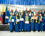 Las 17 mujeres tuvieron su ceremonia de grados al lado de sus familias. FOTO: CORTESÍA