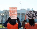 Este martes se realizó una manifestación al frente de la Casa Blanca en Washington para pedir el cierre de Guantánamo. FOTO: EFE.