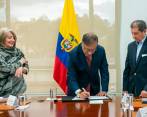La ministra de Agricultura, Cecilia López, junto al presidente Gustavo Petro y el líder de Fedegán, José Félix Lafaurie, durante la firma el sábado del acuerdo de tierras. FOTO Presidencia