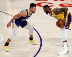 Curry y LeBron, dos de las figuras de la NBA en la última década. Se esperan más duelos entre ellos esta temporada. FOTO EFE