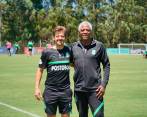 Emilio Gutiérrez, presidente de Nacional, junto a Francisco Maturana. El dirigente explicó las funciones del experimentado estratega en el conjunto verde. FOTO cortesía atlético nacional