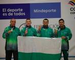El técnico Leonardo González con los deportistas Andrés Felipe Martínez, Dilan Jiménez y Brayan Narváez ganadores del oro por equipos. FOTO CORTESIA