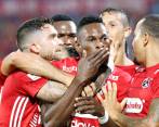 Lamento de los jugadores del Pereira (Brayan Muñiz) y Medellín (Víctor Moreno) ante la imposibilidad de sumar los tres puntos. FOTO Manuel Saldarriaga