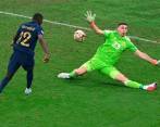 Con las manos y los pies, Martínez salvó a Argentina en la final en Qatar. Fue una de las figuras del encuentro. FOTO EFE