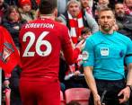 Según Andy Robertson el juez de línea Constantine Hatzidakis le propinó un codazo en la garganta. FOTO GETTY