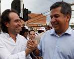 Federico Gutiérrez (izq.) anunció en la Comuna 13 de Medellín que el exalcalde de Neiva Rodrigo Lara Sánchez (der.) será su fórmula vicepresidencial. El antioqueño tiene hasta el próximo lunes para hacer oficial su candidatura. FOTO Manuel Saldarriaga