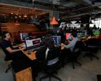 Jóvenes artistas y desarrolladores trabajando en empresa PolygonUs 