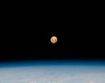 Esta es una Superluna que orbita a 267 millas del Sur del Océano Índico en 2021, tomada desde la Estación Espacial Internacional. FOTO: Nasa