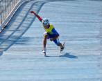 El vallecaucano Jhon Edward Tascón en acción, durante la disputa de los 200 metros en el patinaje de carreras. FOTO cortesía COC