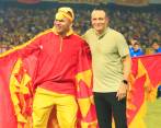 Alejandro Restrepo celebra junto a uno de los hinchas más representativos del club matecaña. FOTO manuel saldarriaga