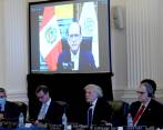 El ministro de Asuntos Exteriores de Perú, César Landa (en pantalla), pidió a la OEA que ayude a su Gobierno a promover un diálogo que ayude a superar la “crisis política”. FOTO: EFE