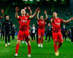 Rafael Santos Borré (derecha) sigue en la fiesta de la Champions League. FOTO EFE
