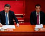 El presidente chino, Xi Jinping (izq.), y el primer ministro saliente, Li Keqiang (der.), asisten a la sesión inaugural de la Conferencia Consultiva Política del Pueblo Chino (CCPPCh) en el Gran Salón del Pueblo, en Beijing. FOTO EFE