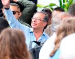 El presdiente Gustavo Petro en su arribo a la Institución Educativa Pedro Nel Gómez de Ituango. FOTO: CORTESÍA COMISIÓN DE PAZ