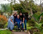 El profesor Luis Fernando Montoya, en compañía de su esposa Adriana Herrera y su hijo José Fernando en su casa finca del municipio de Caldas. FOTO Camilo Suárez