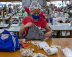 En Colombia, según el Dane, el 56% de las mujeres llevan la jefatura del hogar y por ello es crucial abrirles las puertas de las empresas para generarles ingresos a sus familias. FOTO EDWIN BUSTAMANTE
