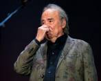 Serrat le dijo adiós a los escenarios el 23 de diciembre pasado, en su natal Barcelona.