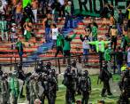 Esta imagen da cuenta de los desórdenes protagonizados por los hinchas en el estadio el pasado domingo. FOTO jAIME pÉREZ