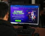 Joven de la comuna visitando la página de ParcheTek y la invitación a co-crear su primer videojuego - Foto: El Colombiano