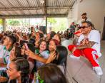 Ryan Castro cantó frente a los estudiantes del colegio en el que se formó en Medellín. FOTO Esneyder Gutiérrez.