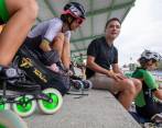 Iván Alejandro Vargas Lopera junto a Fabriana Arias en las graderías de la pista del club Paen. FOTO edwin bustamante