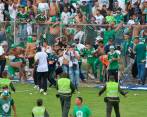 Los hinchas invadieron el campo del Doce de Octubre, cuando el cronómetro marcaba los 82 minutos y el Cali perdía 2-0 ante Cortuluá. FOTO EL PAÍS