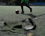 La contratación del cambio de grama para las canchas sintéticas, donde habría irregularidades de precio y calidad, es otro aspecto que la veeduría pide que se investigue. FOTO DONALDO ZULUAGA