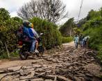 En la vereda Encenillos, varios ciudadanos trabajan en la reparación de su vía, que debe ser intervenida para evitar su inminente colapso. Ellos ponen la mano de obra y la alcaldía los materiales. FOTO carlos velásquez