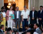 Durante el acto simbólico de la entrega de la reforma a la salud, miembros de ese gremio formaron una cadena humana para hacerle llegar el articulado completo al presidente Gustavo Petro FOTO COLPRENSA