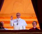 Cuando Jorge Mario Bergoglio fue anunciado como Papa en 2013 eligió llamarse Francisco y hacer su primera aparición pública sin las lujosas joyas que entregaba El Vaticano a los jerarcas de la Iglesia. FOTO Getty
